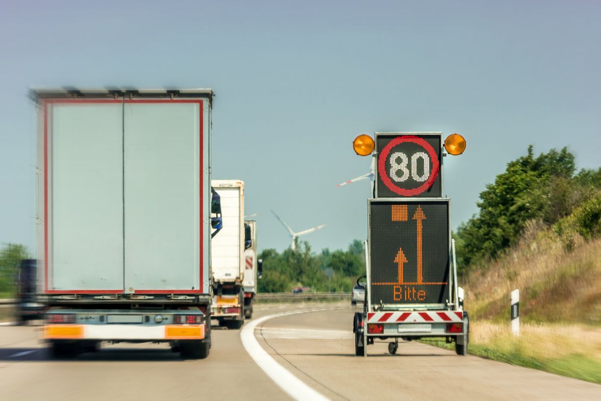 Digitales Verkehrszeichen zur Anzeige einer Autobahnbaustelle