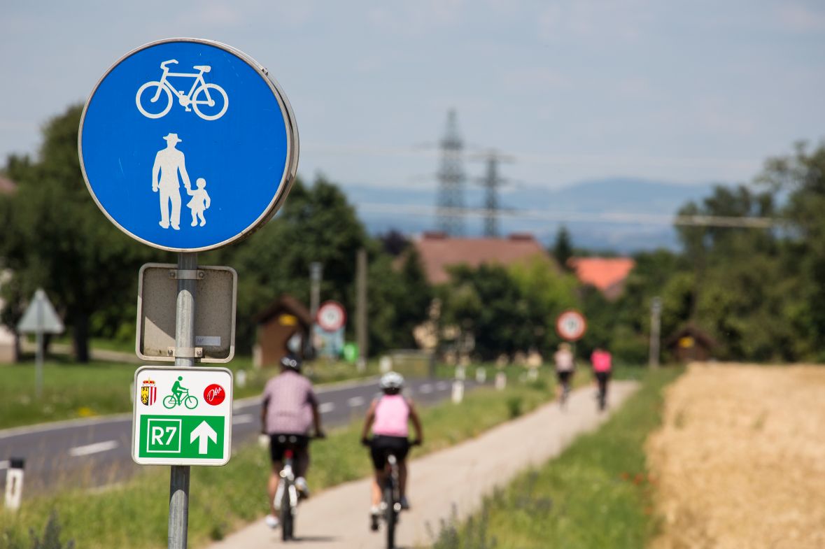 Rat und Gehweg kombiniert
