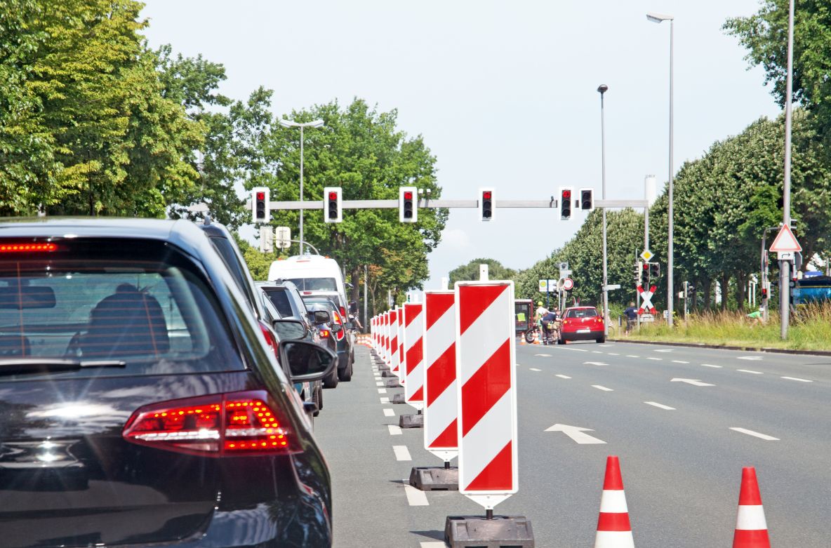 Fahrbahnsperrung, aufgestauter Verkehr an der Straßenkreuzung